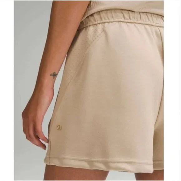 Lululemon NWT Embossed Panel High-Rise Short 4" Trench - Picture 2 of 14